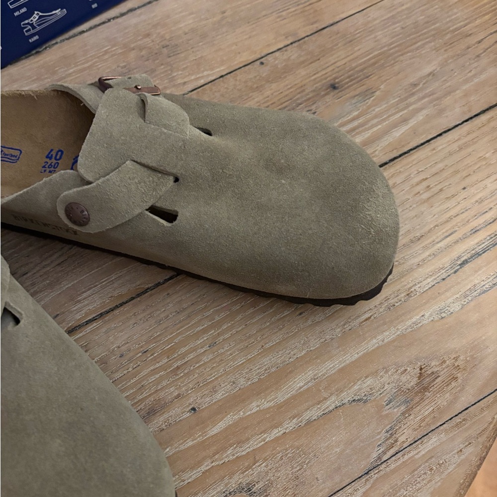 New in Box Women’s Birkenstock Boston Clogs Taupe Soft Bed SZ 40 - Picture 11 of 11